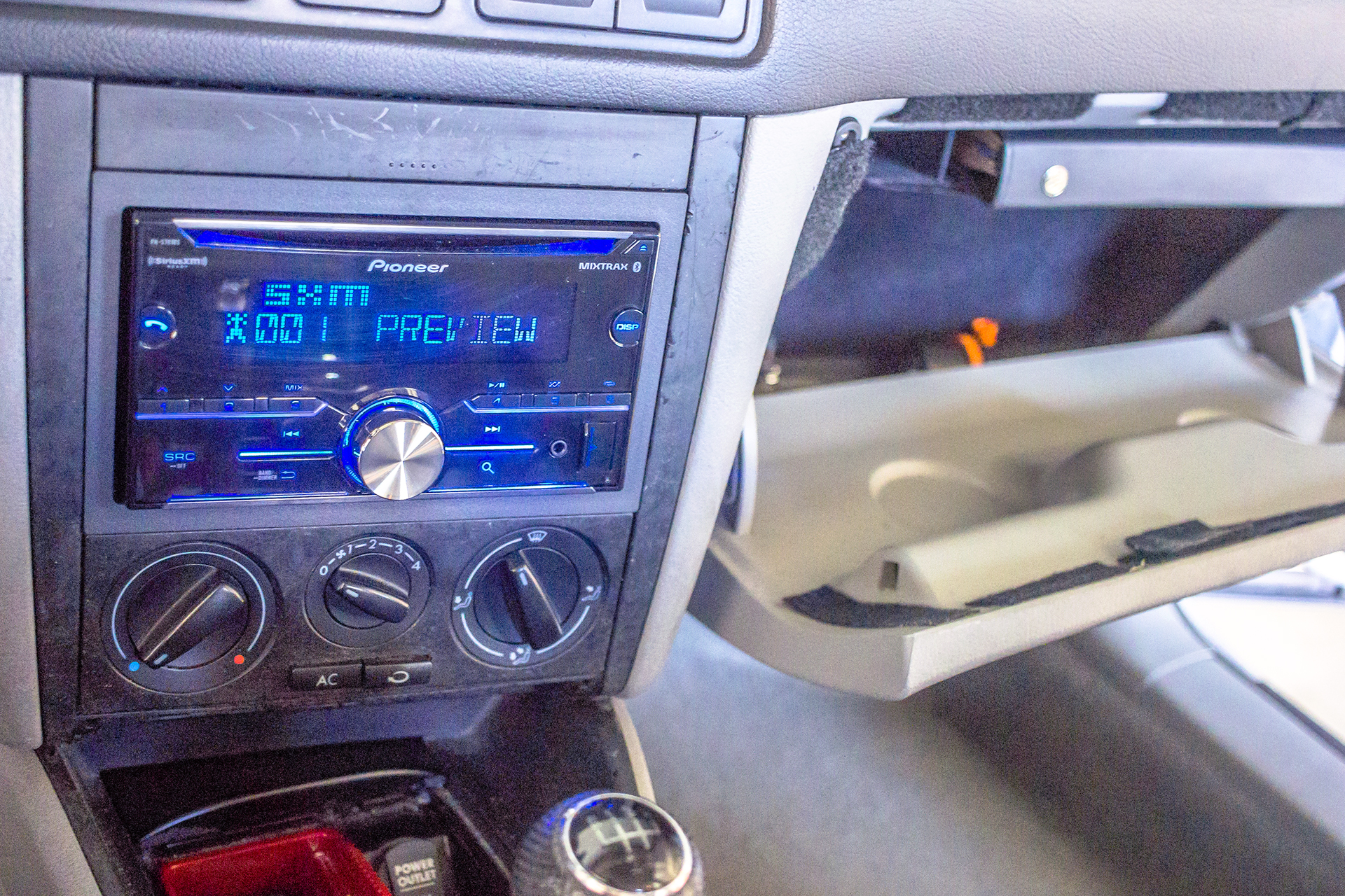 We replace the radio in this 2003 Volkswagen Golf