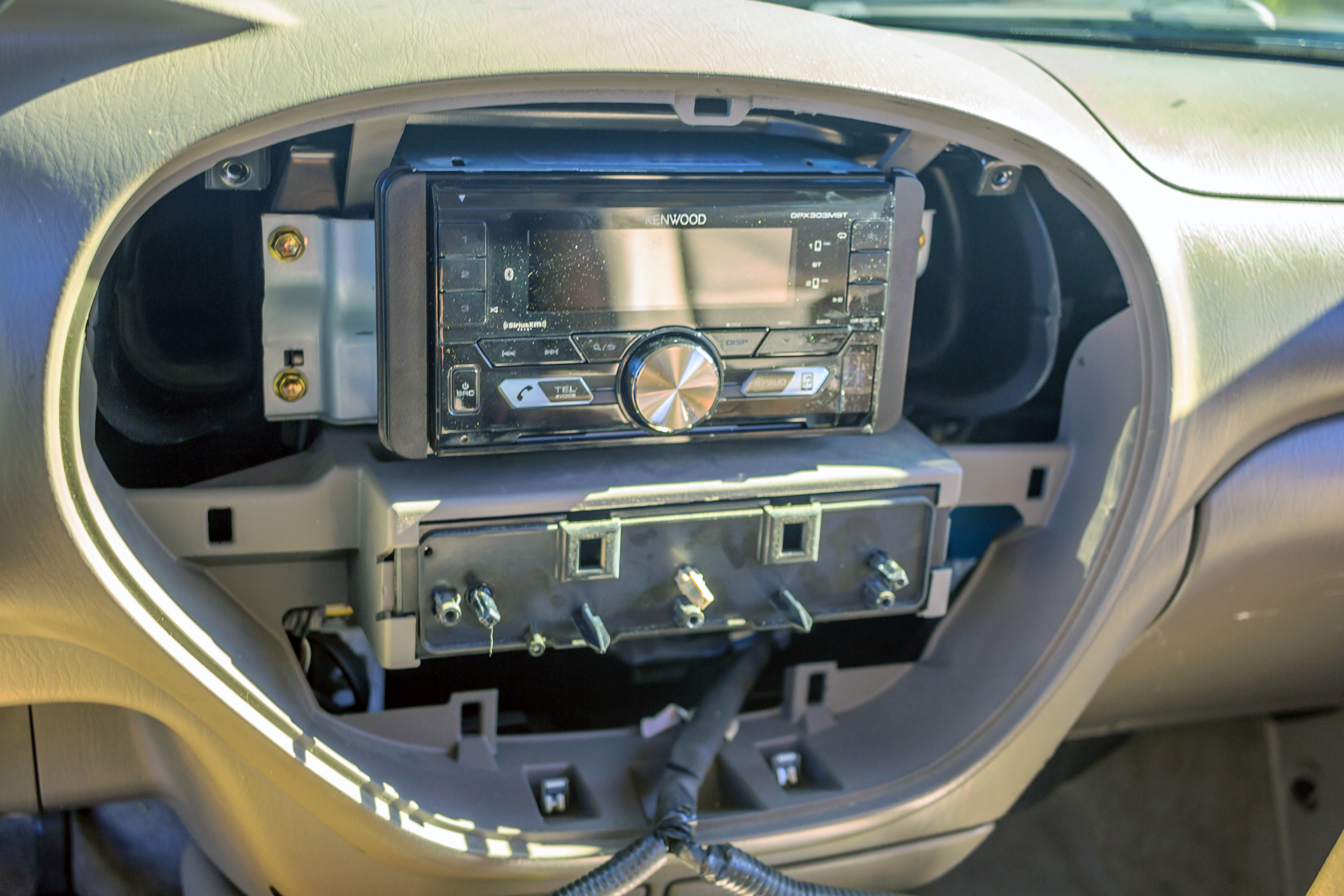 2006 Toyota Tundra Aftermarket Radio.jpg