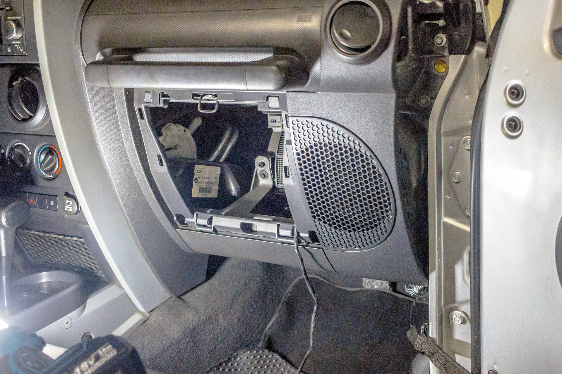 Added some new functionality and better sound to this 2009 Jeep Wrangler! —  Twelve Volt Technologies