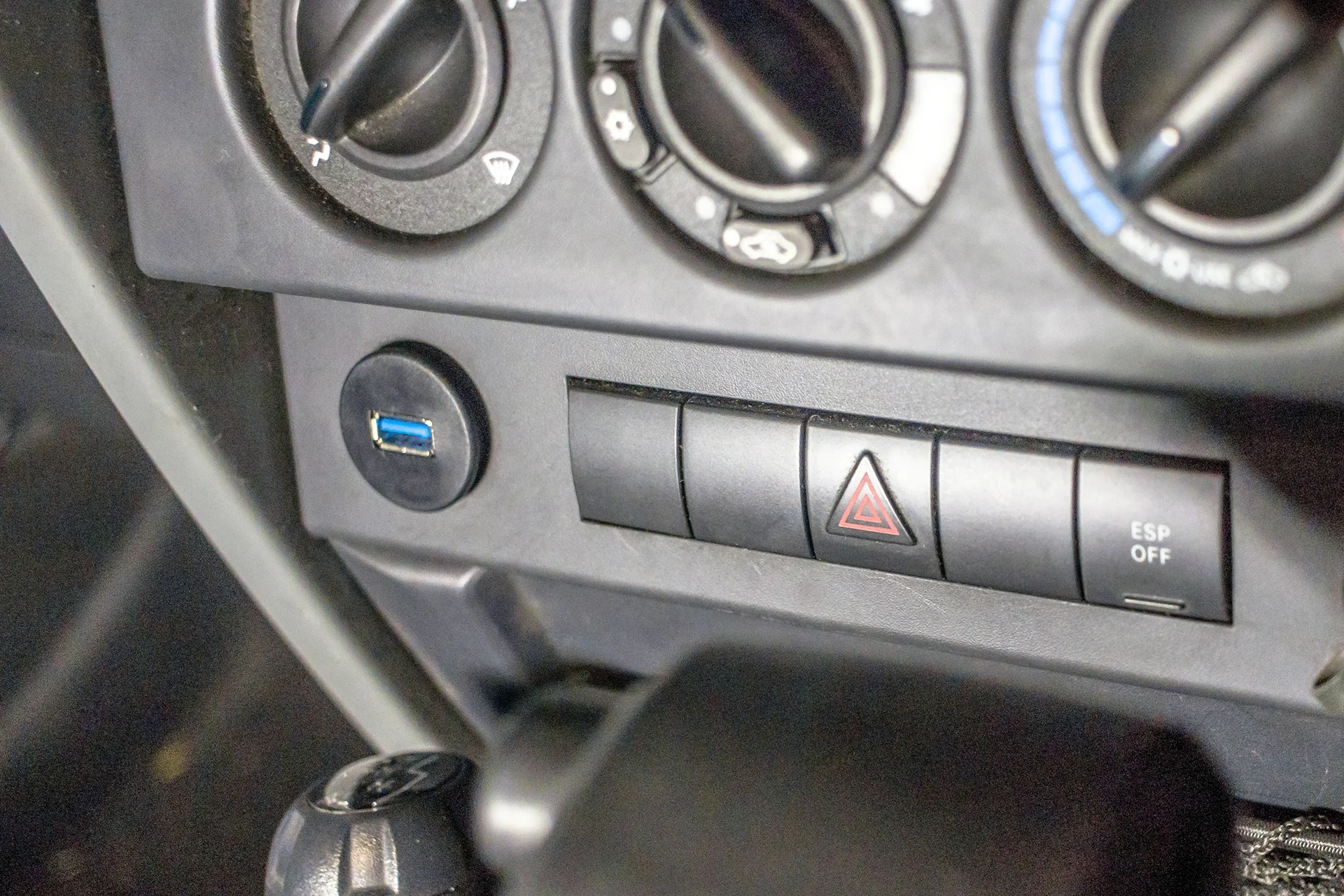 2009 Jeep Wrangler Flush Mount USB.jpg