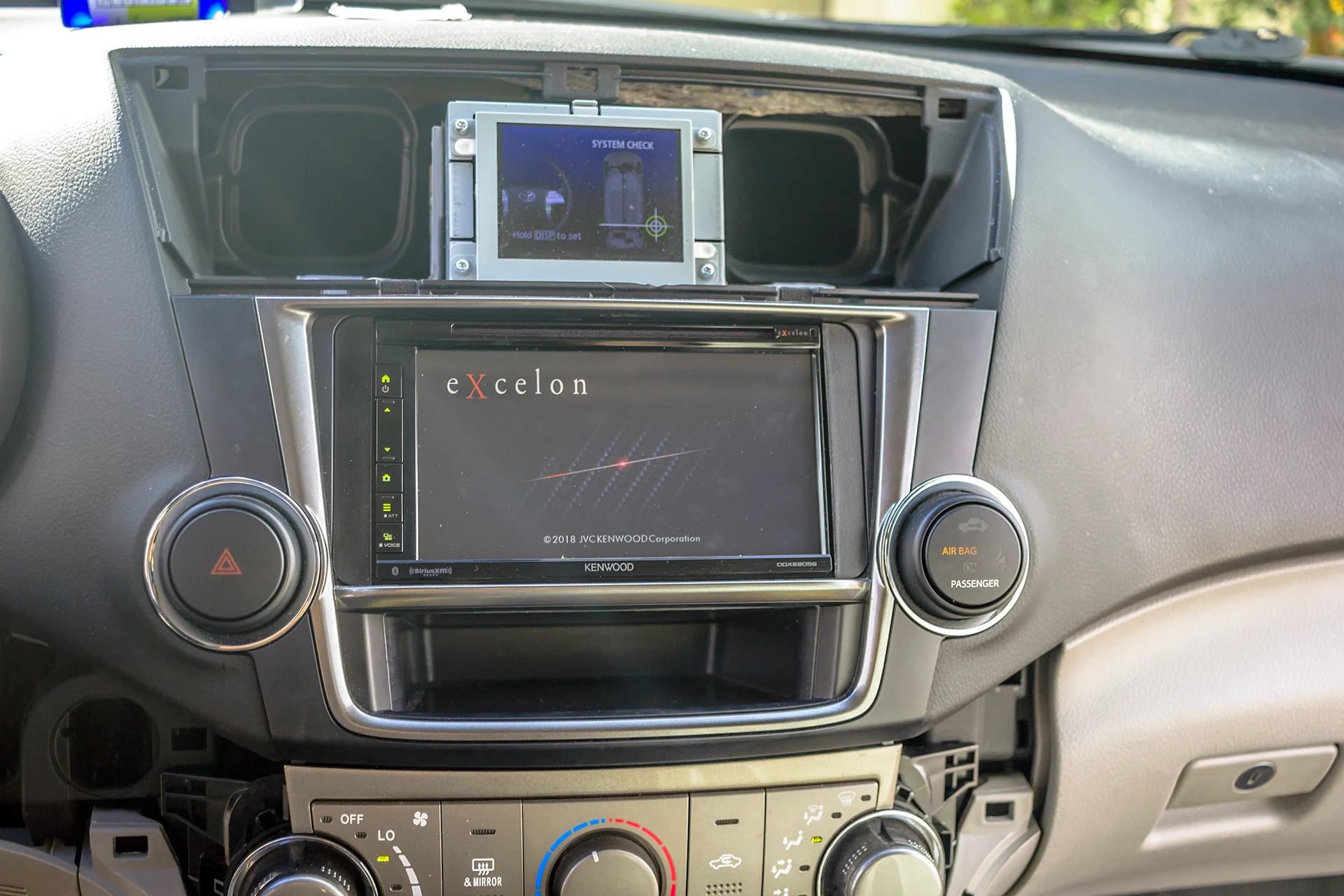 2013 Toyota Highlander Aftermarket Radio Installed.jpg