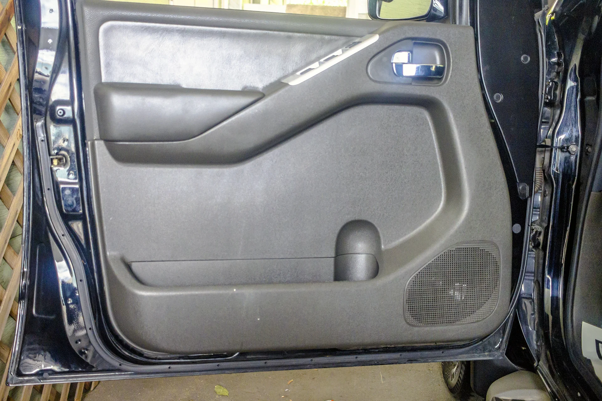 2009 Nissan Pathfinder Driver Door Panel.jpg
