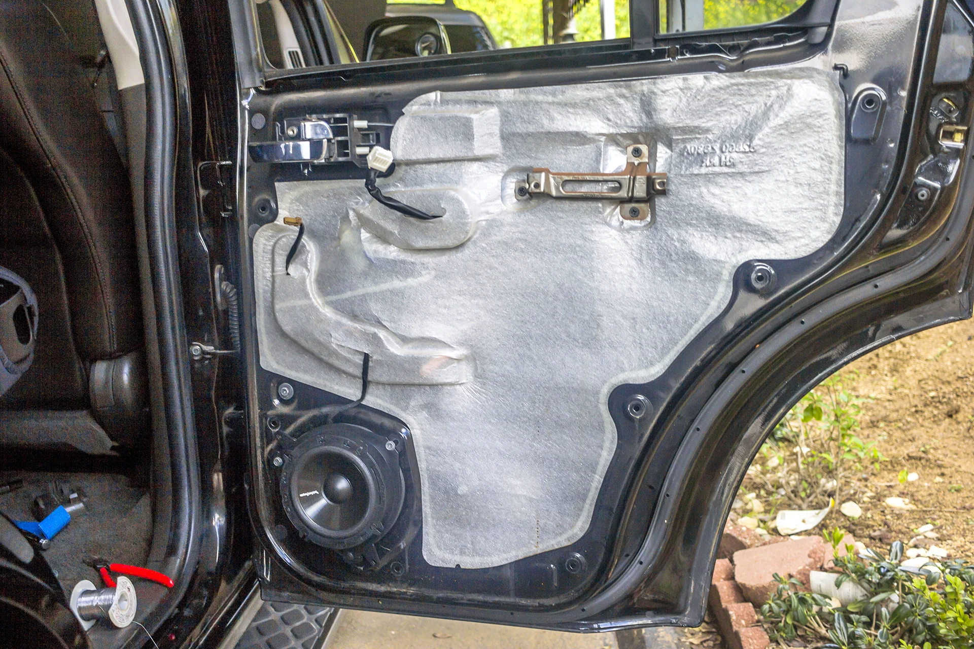 2009 Nissan Pathfinder Aftermarket Rear Speaker.jpg