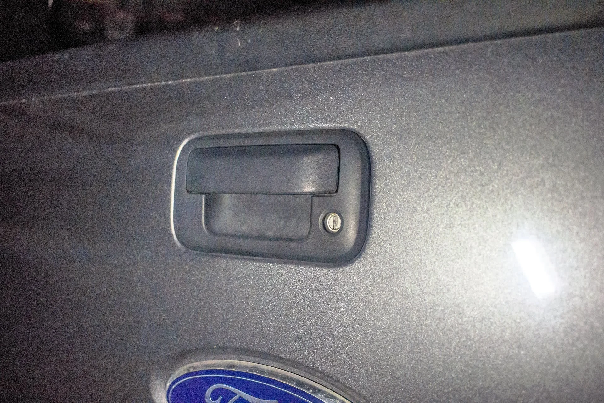 2012 Ford F250 Factory Tailgate Handle.jpg