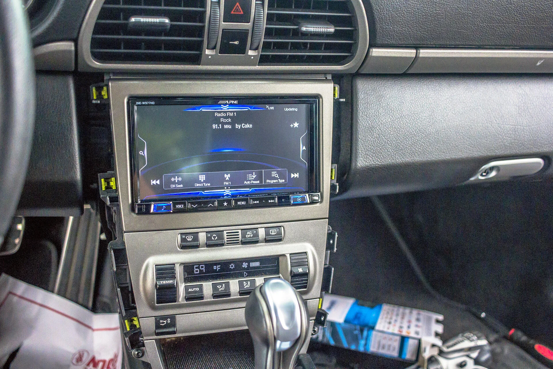 2008 Porsche 911 Aftermarket Radio 1.jpg