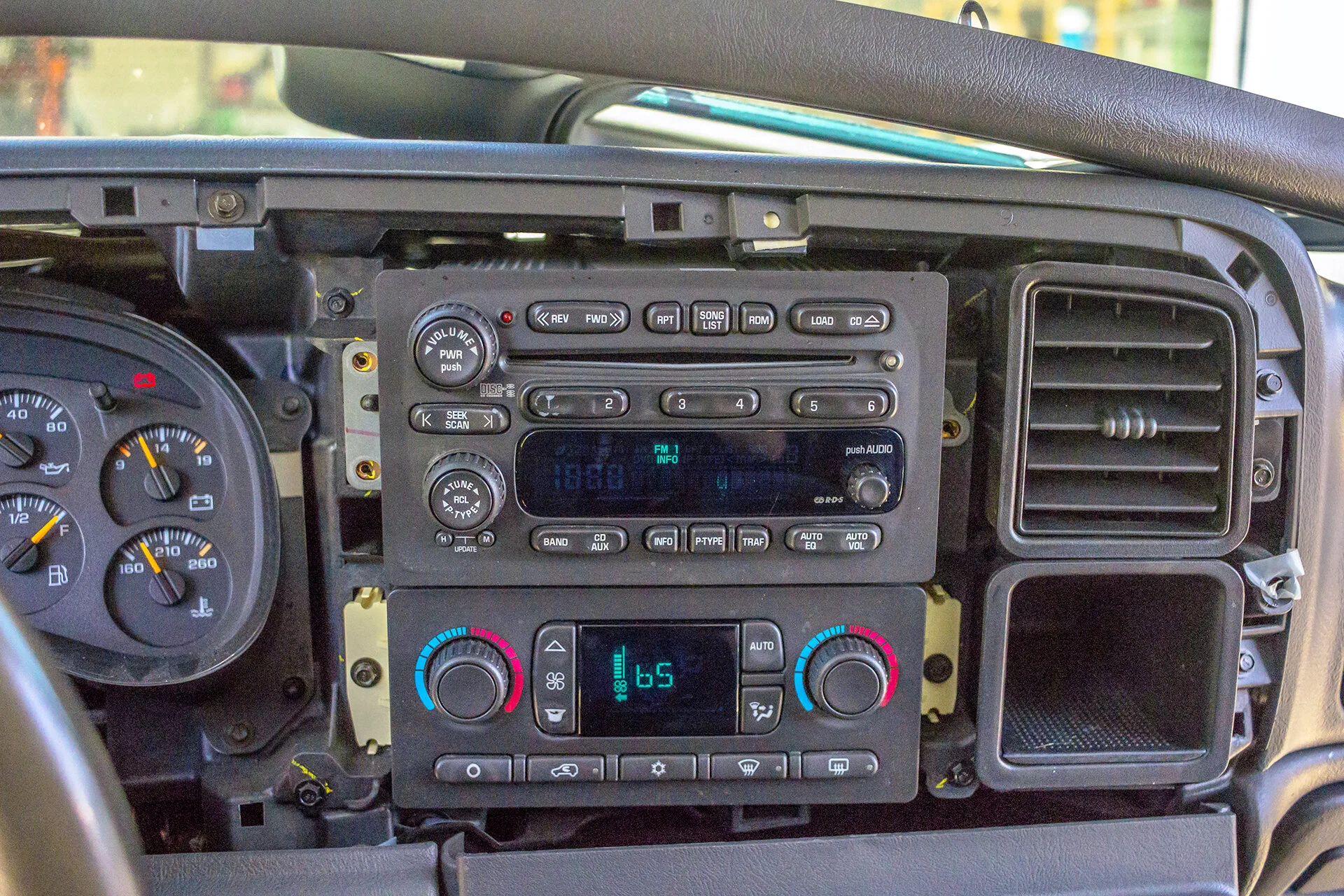 2003 Chevy Avalanche Radio Removal 1.jpg
