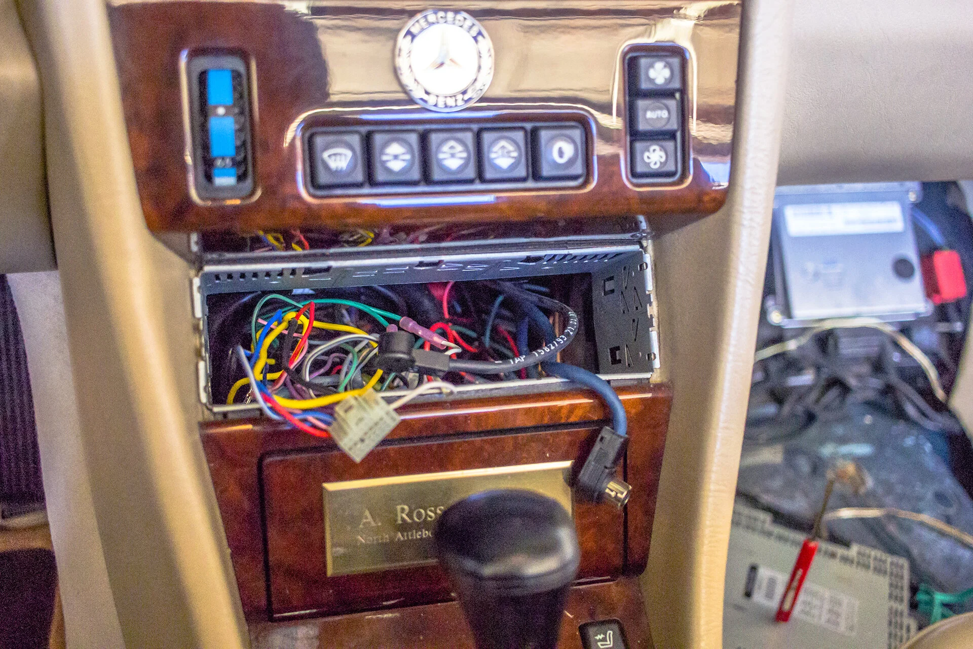 This 1995 Mercedes Benz E320 updates their radio! — Twelve Volt
