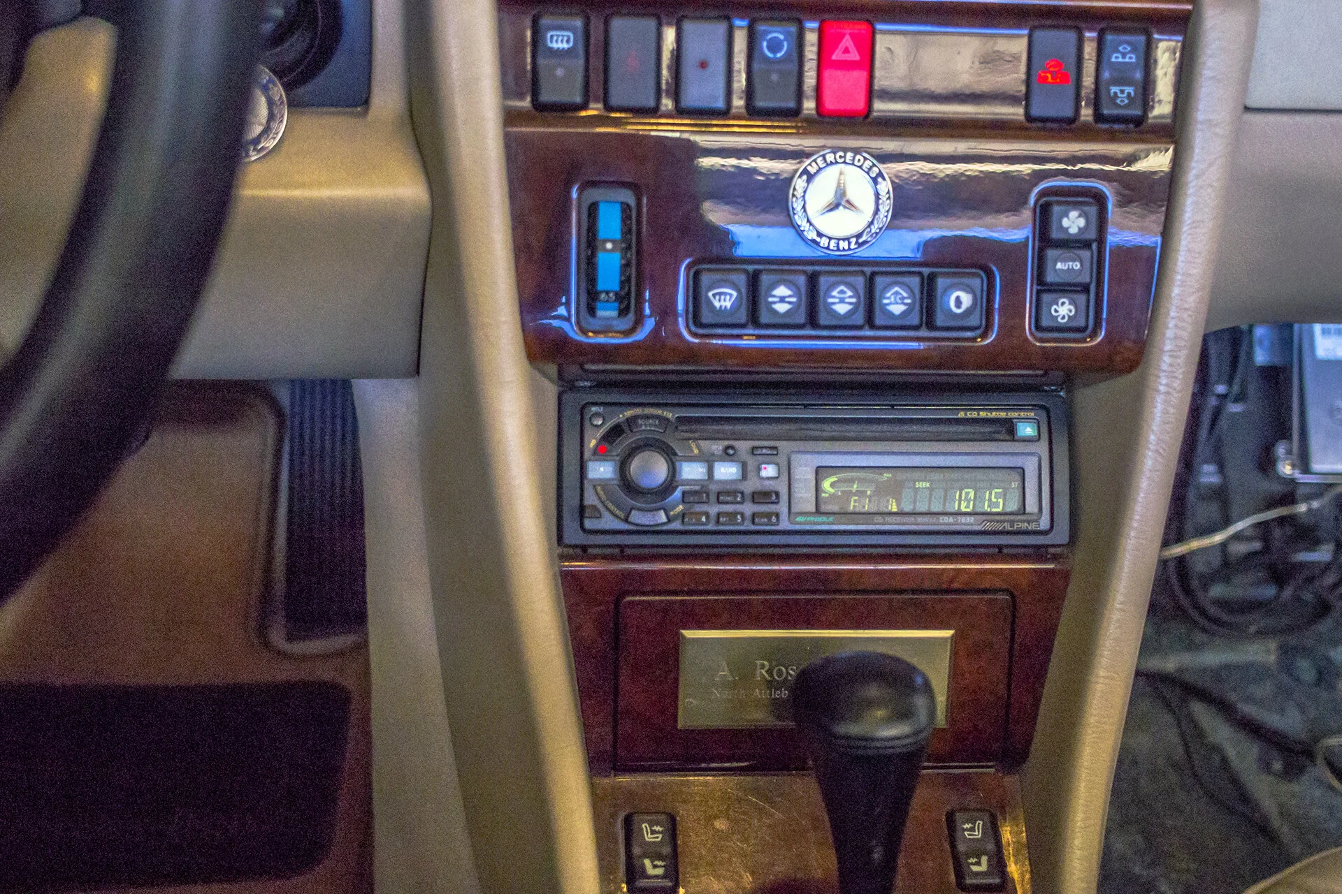 1995 Mercedes-Benz E320 Old Radio.jpg