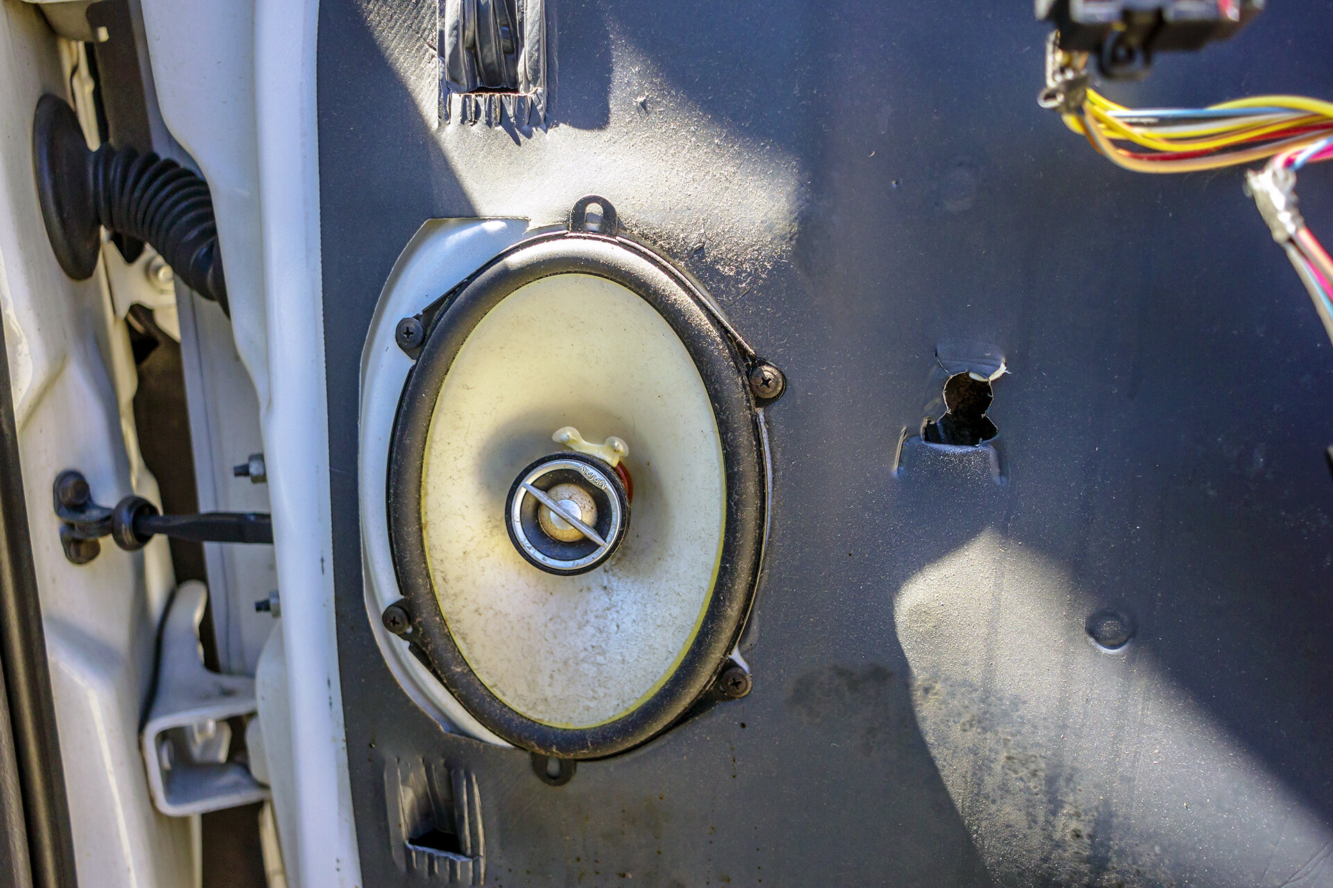 1999 Ford F250 Old Speaker.jpg