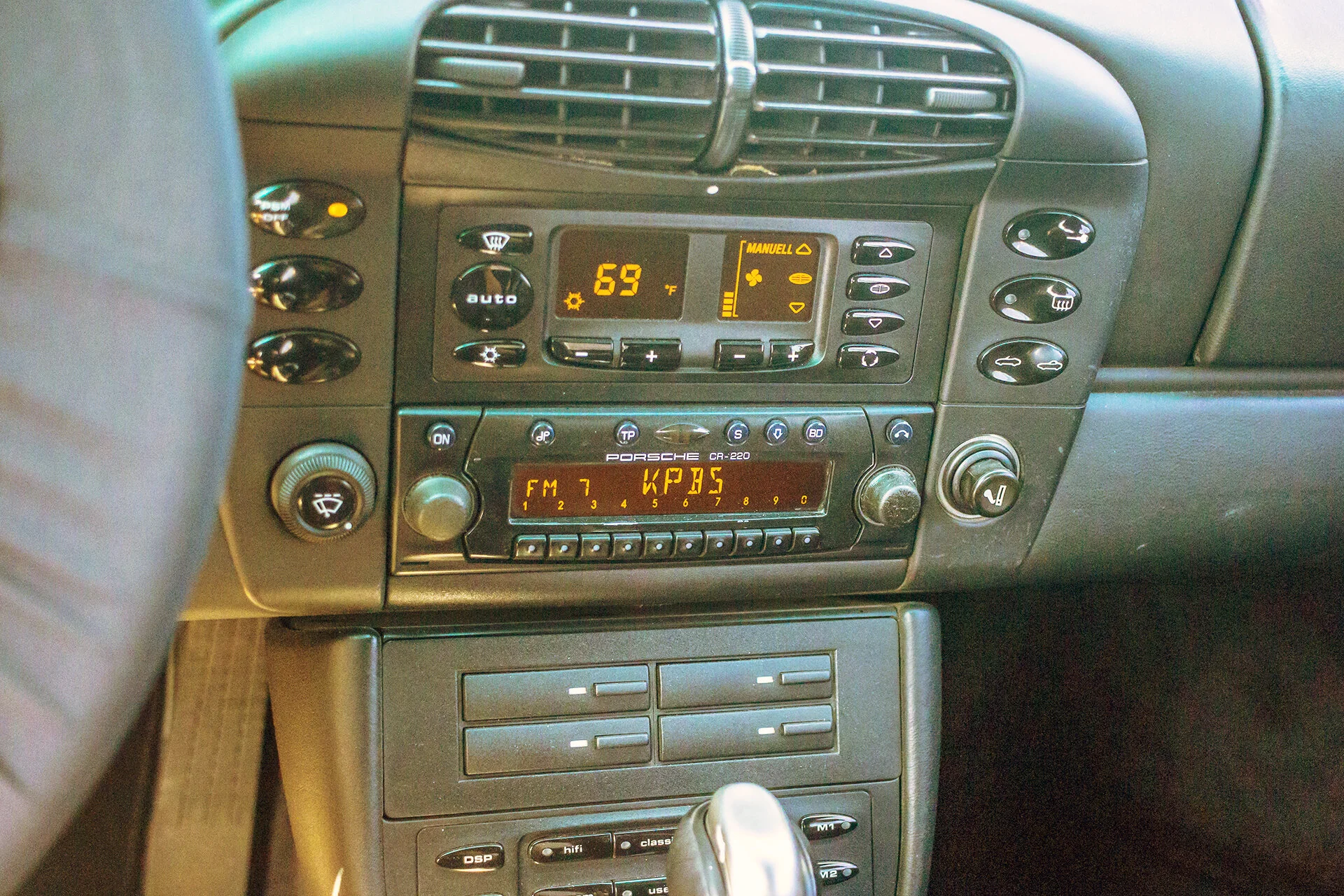 Basic radio in this 2001 Porsche 911