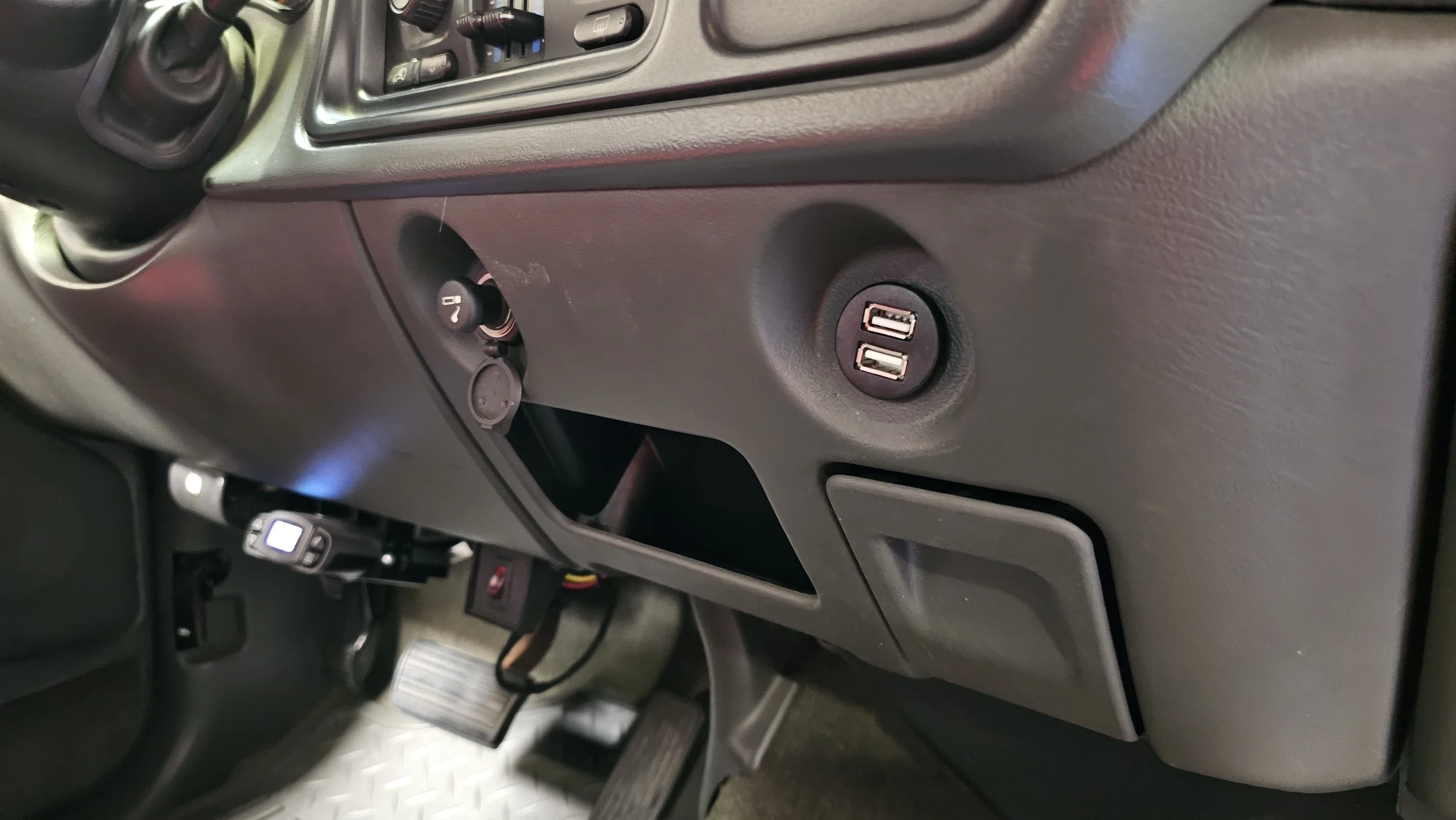 2005 Silverado 2500 Dash Mounted USBs.jpg