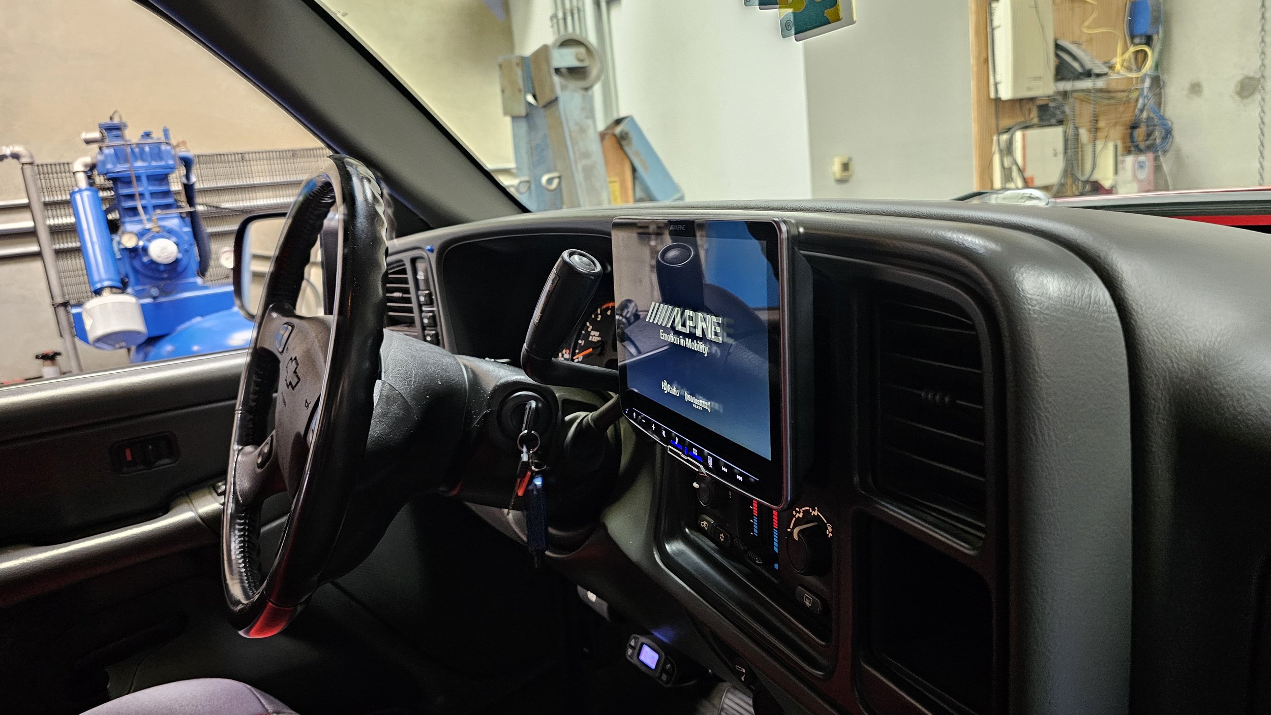 Alpine Tablet Radio &amp; SiriusXM – 2005 Silverado in Chula Vista, CA