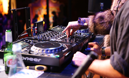 CDJ / DJM Nexus 2000 Console - The industry standard, plus a little more for the DJ wanting to show more flare with additional effects, loop controls and more.