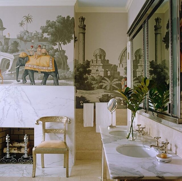 De Gournay wallcovering in this chic Greek revival Master Bath in a Manhattan townhouse by Miles Redd

#interiors #bath #bathroom #bathroomdesign #luxury #milesredd #inspiration #greekrevival #degournay #wallcovering #wallpaper #handpainted #masterba