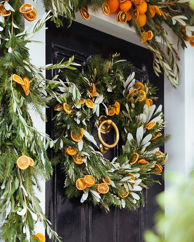 Appreciating all things holiday right now and especially this festive door by @oandsltd 
#interiordesign #holiday #holidayseason #holidays #christmas #christmasdecor #wreath #christmastime #christmasdecorations #christmasspirit #garland #christmaswre