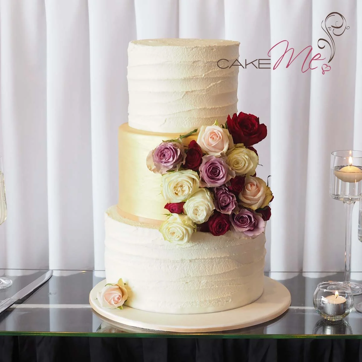 The simplicity of the buttercream together with the smooth gold lustre finish, complimented Mary and Dat's subtle gold theme. 