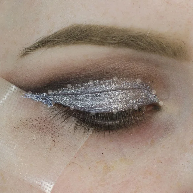 How to Apply a Glitter Cut Crease Tutorial