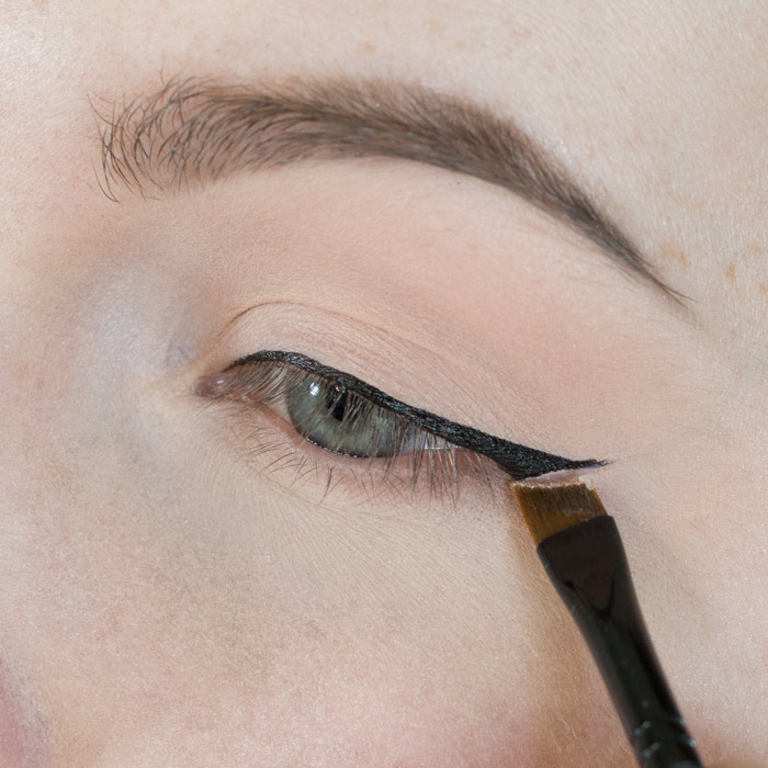 How to apply winged eyeliner