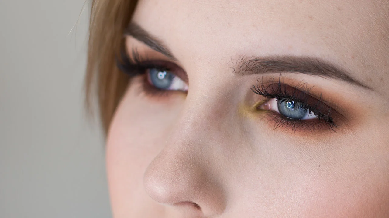 Warm, Rounded Smoky Eyeshadow with Pop of Green Tutorial