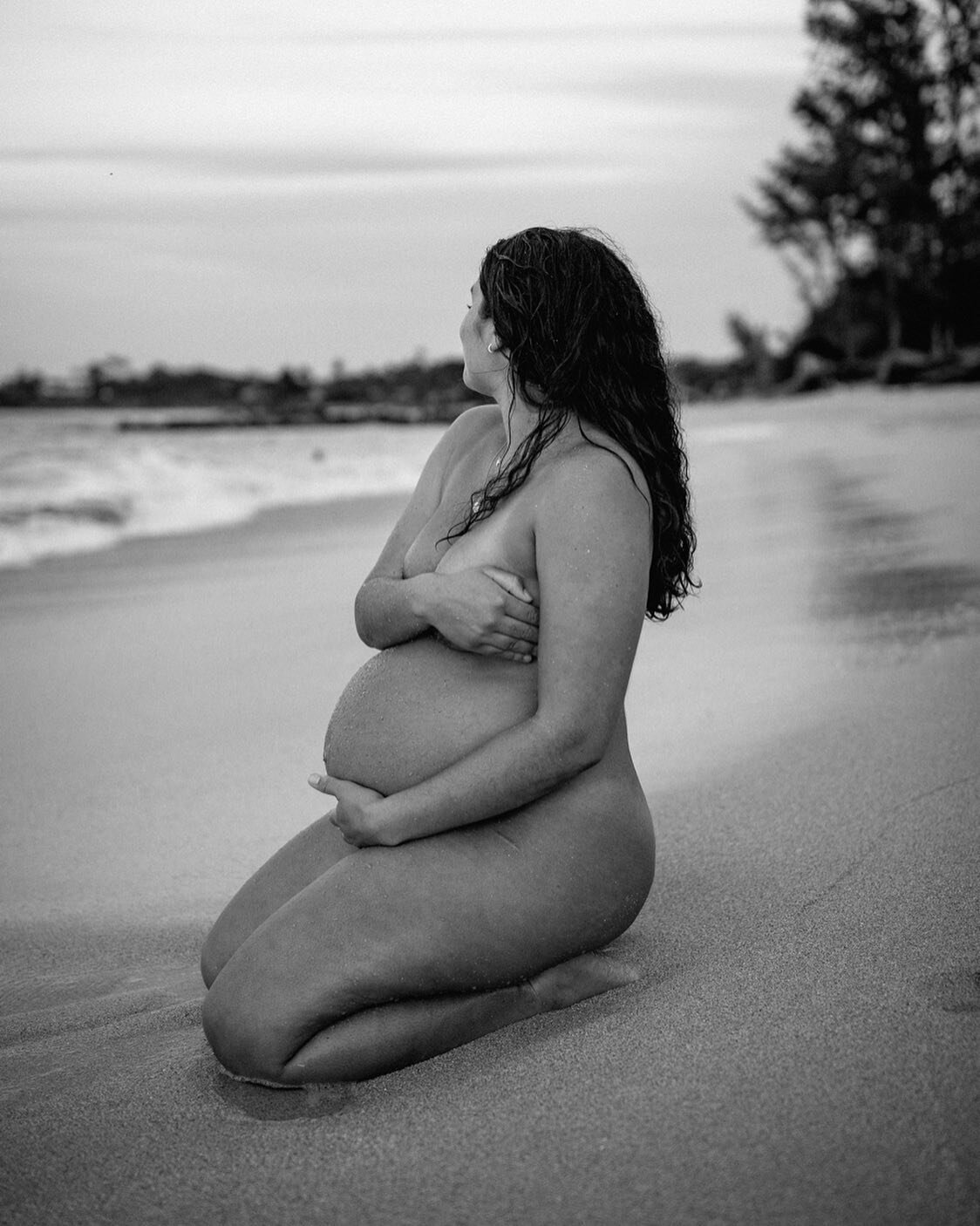 My beautiful friend a couple weeks before she gave birth. These types of sessions are some of my favorite to do. I haven&rsquo;t done it in a long while and it felt nice to capture some raw moments of vulnerability. Thanks for the trust @jadachristin