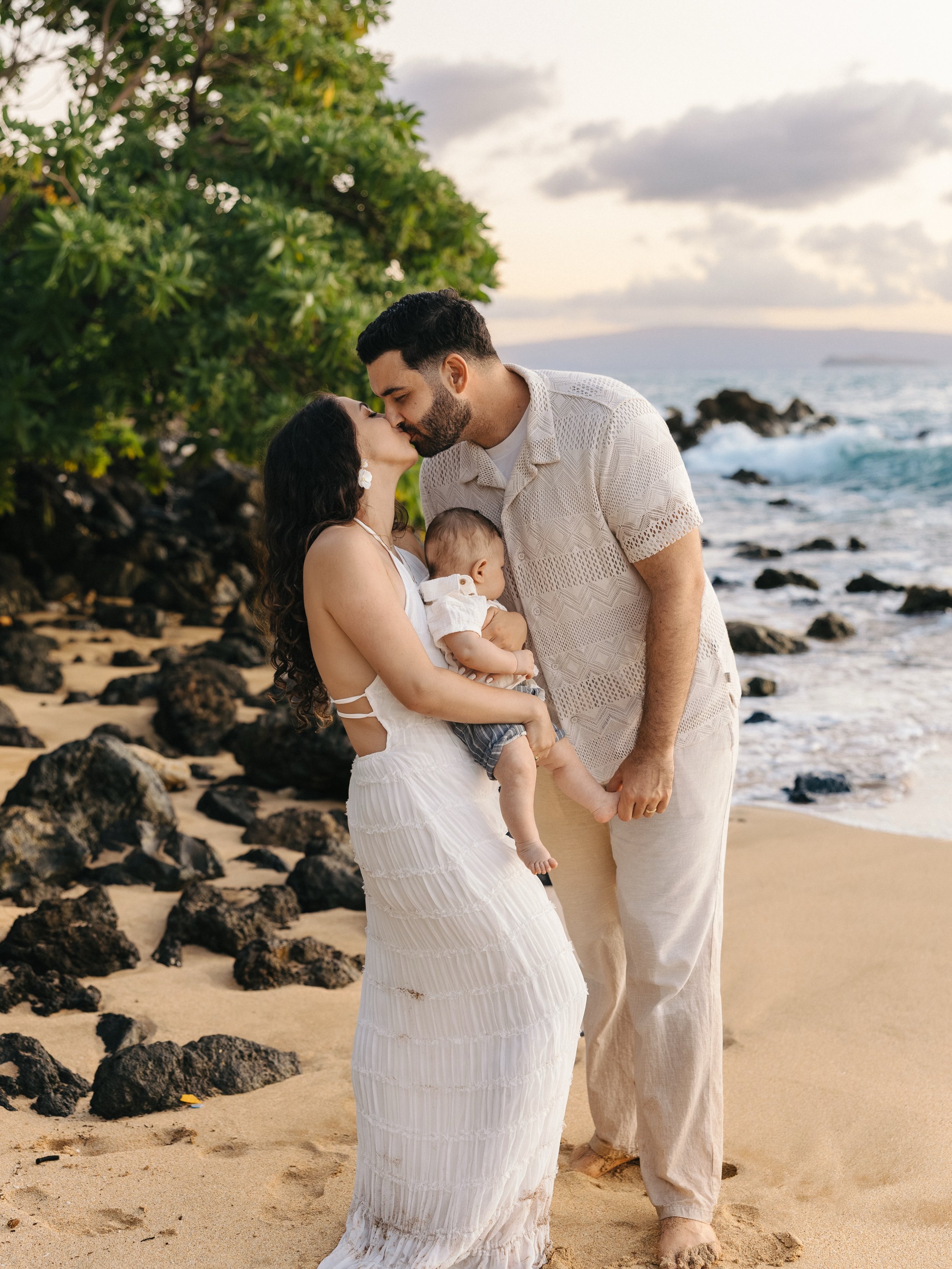 A sunset at last ☀️ southern swells can sure wipe out most of the beach, but the ocean was looking really dramatic &hellip;
&bull;
&bull;

#mauiphotographer #mauifamilyphotographer #hawaiiphotographer #motherhoodphotography #motherhoodsession