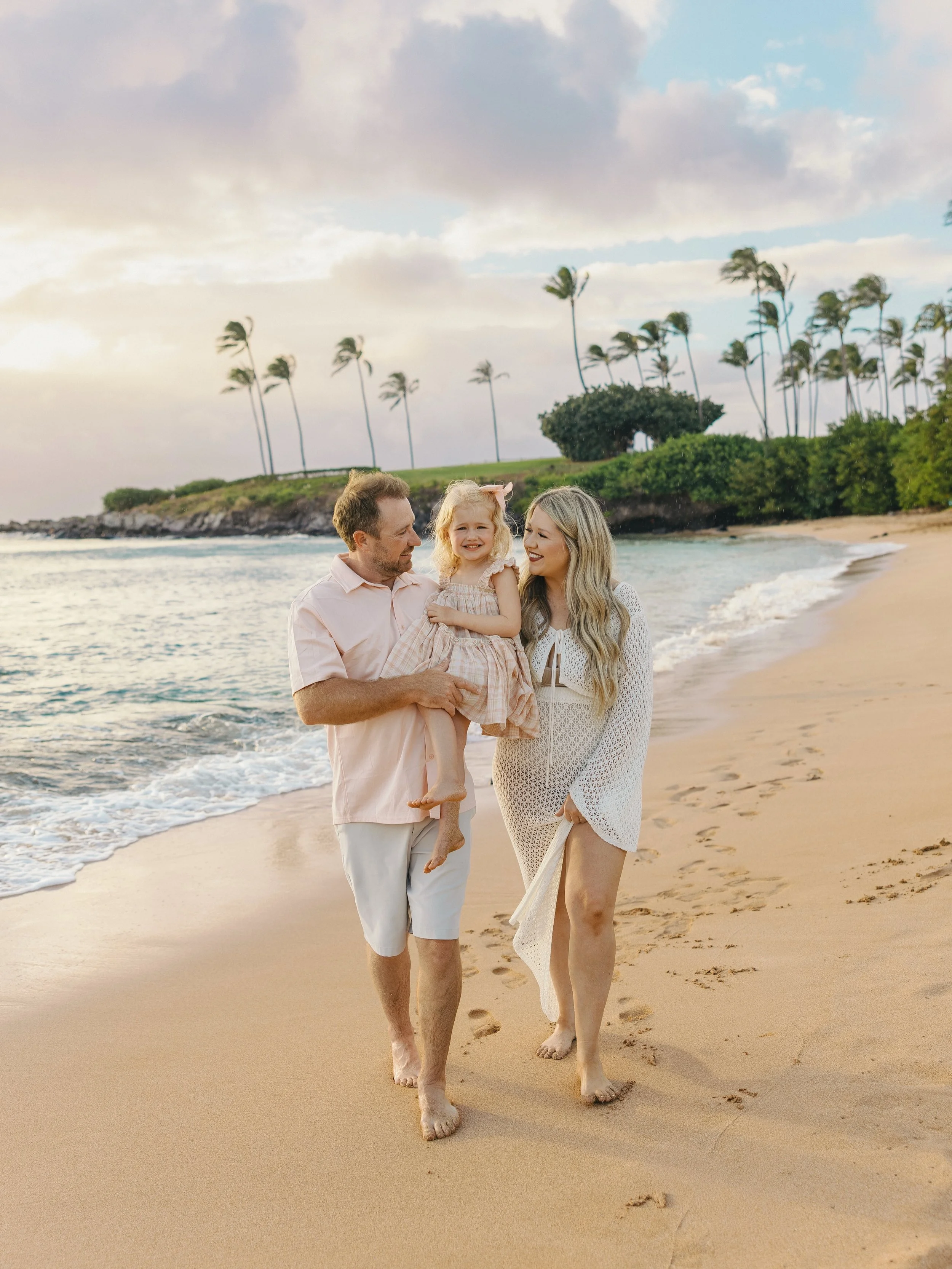 The sweetest lil family of 3💛 soon to be 4 &hellip;
&bull;
&bull;

#mauiphotographer #mauifamilyphotographer #hawaiiphotographer #motherhoodphotography #sunset