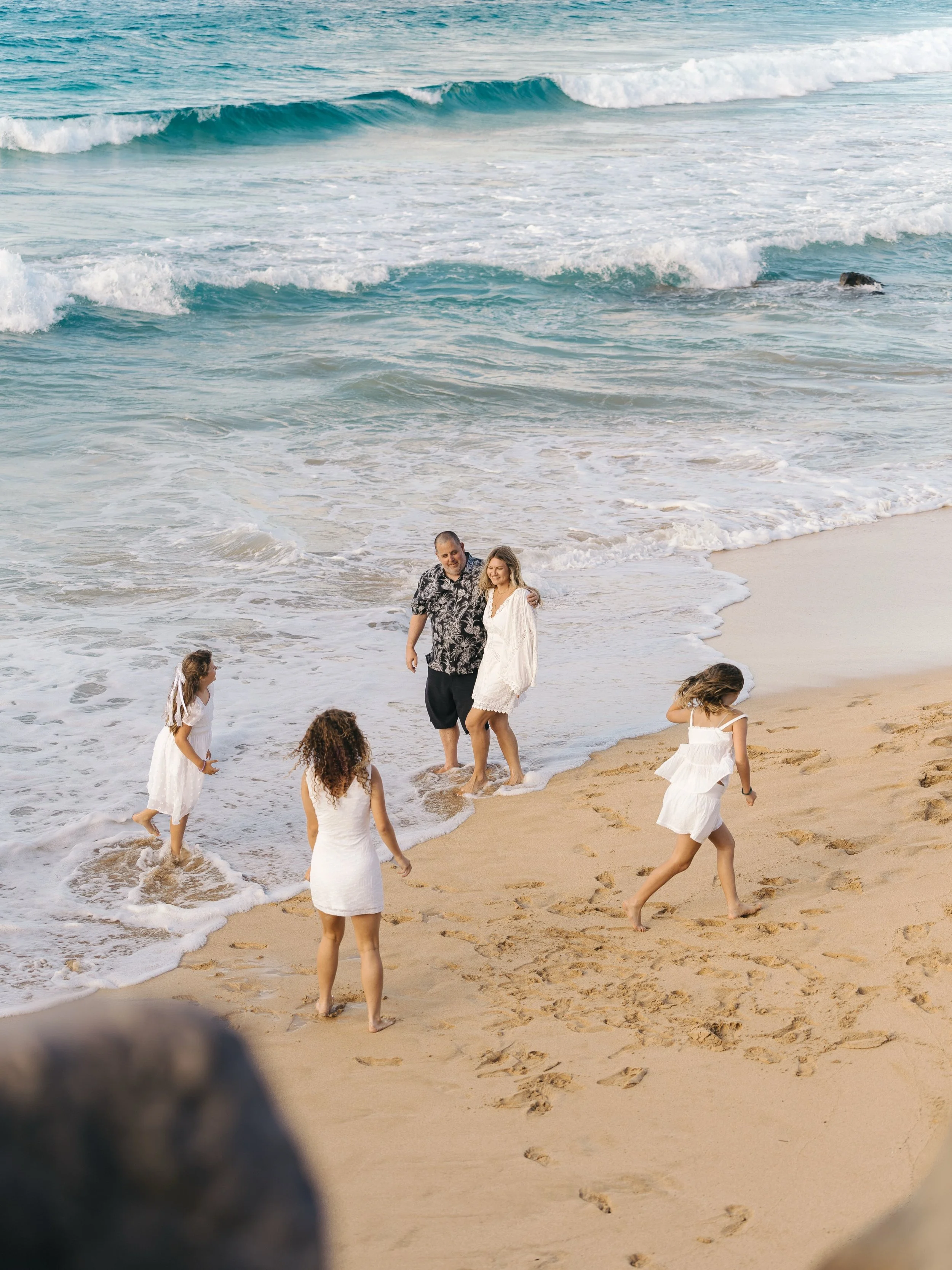 This family 🩵 and girlhood &hellip;
&bull;
&bull;

#mauiphotographer #mauifamilyphotographer #hawaiiphotographer #motherhoodphotography #sunset