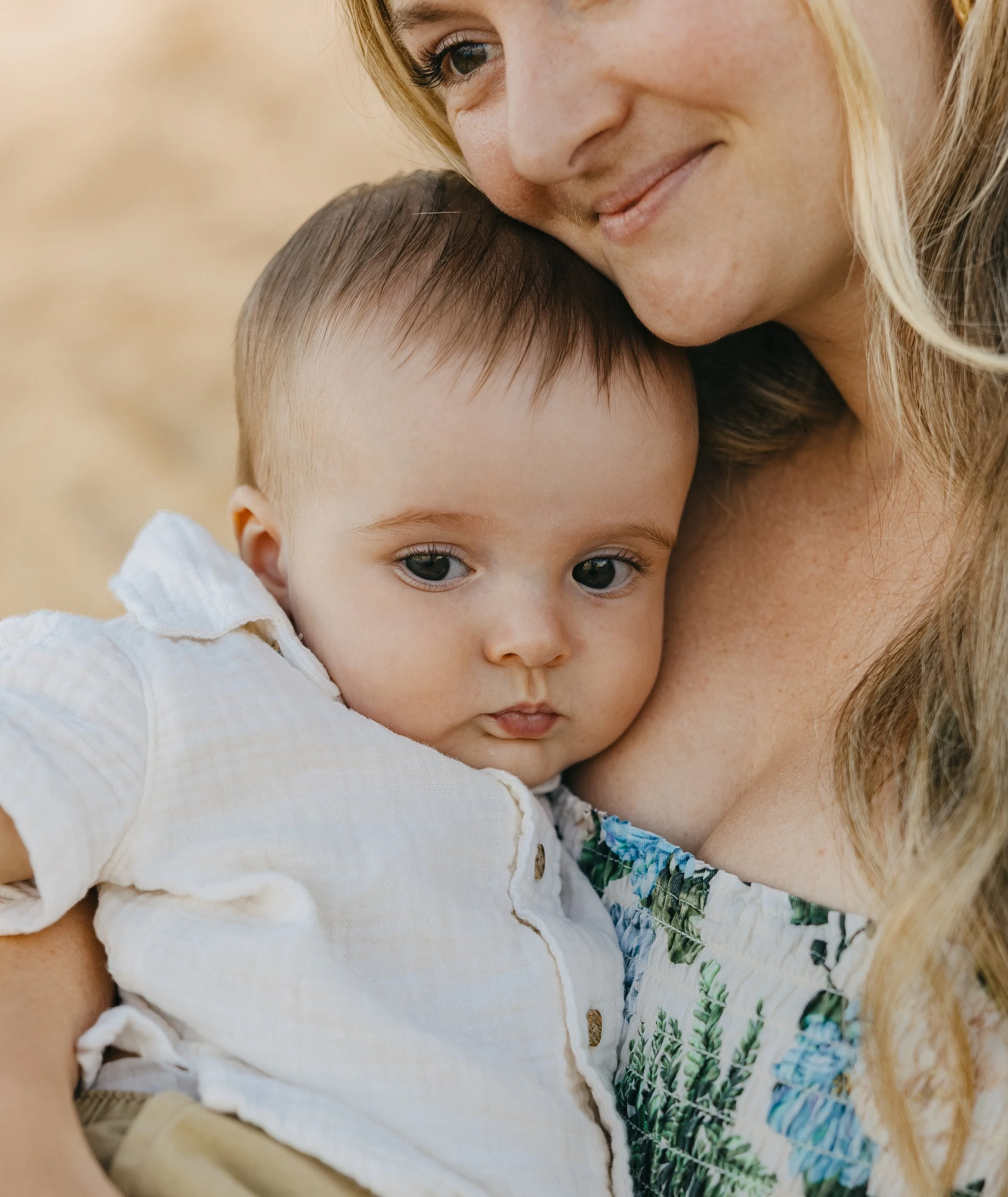 Soft mornings like these ☀️ &hellip;
&bull;
&bull;

#mauiphotographer #mauifamilyphotographer #hawaiiphotographer #motherhoodphotography #sunrise