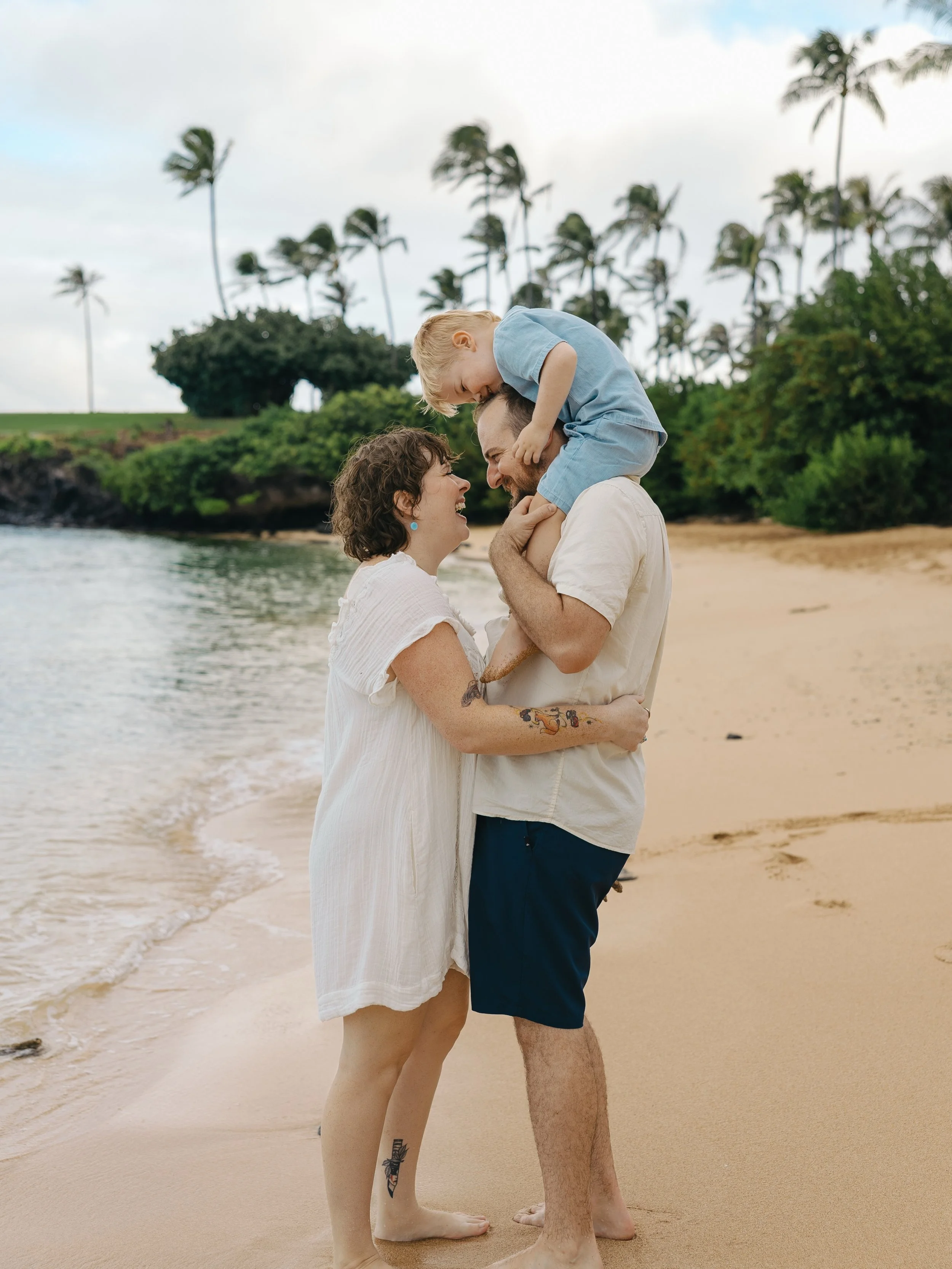 A soft morning with some sprinkles and lots of fun ☀️ &hellip;
&bull;
&bull;

#mauiphotographer #mauifamilyphotographer #hawaiiphotographer #motherhoodphotography #sunrise