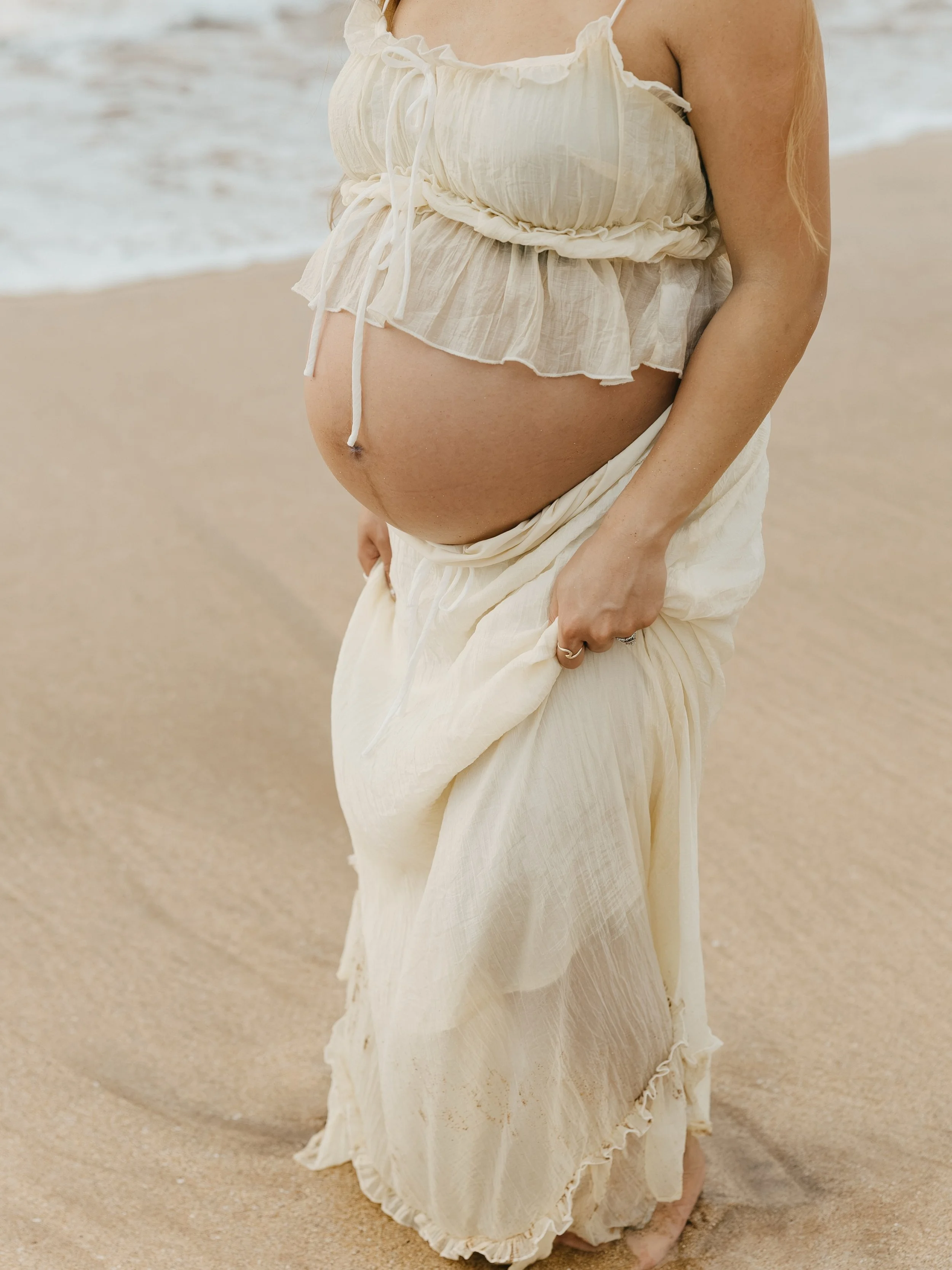 Stormy baby moon 🌙 &hellip;
&bull;
&bull;

#mauiphotographer #mauifamilyphotographer #hawaiiphotographer #motherhoodphotography #motherhoodsession
