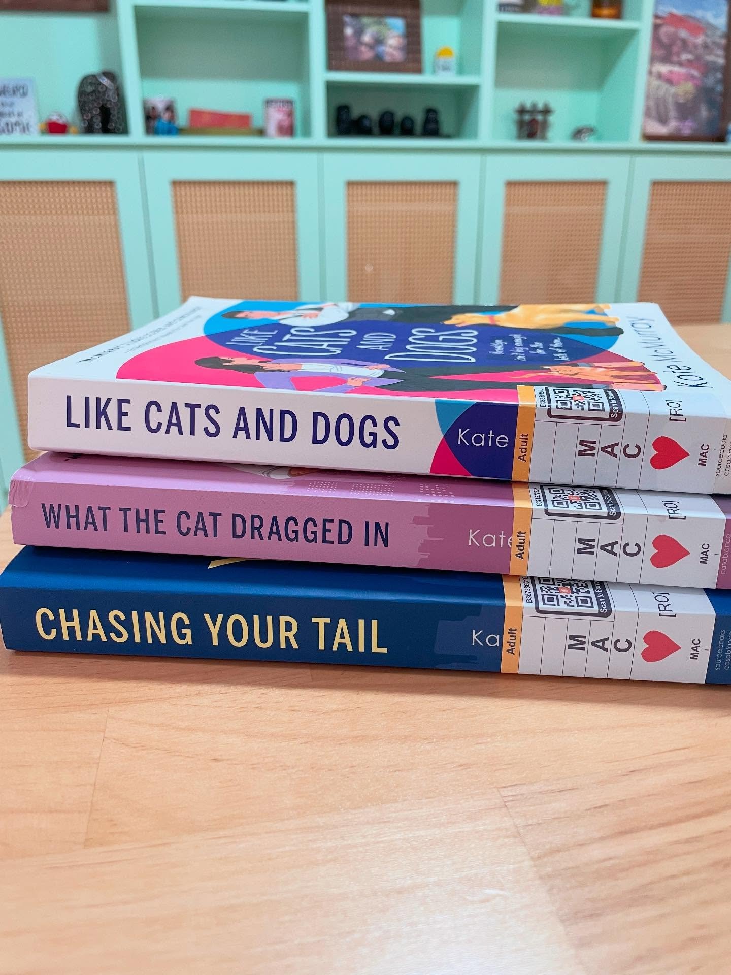 Thank you @katemcmurraygram for making me dream of cats for a solid couple of weeks, as I read through your entire series based at the Whitman Street Cat Cafe. The characters definitely included a few cats with very distinct personalities!
My favour
