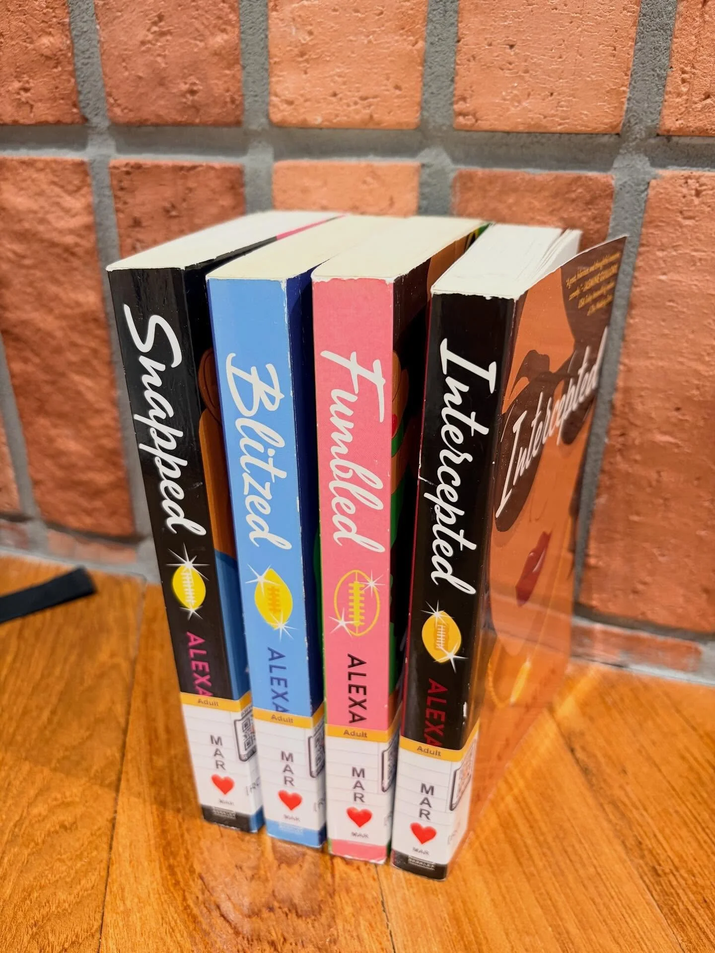 Do I know anything about American Football apart from the Super Bowl Halftime and Taylor Swift&rsquo;s fiancee? Nope! Did I still love every book in the Playbook Series by @alexambooks ? Of course!

&lsquo;Intercepted&rsquo; is a great start to disco