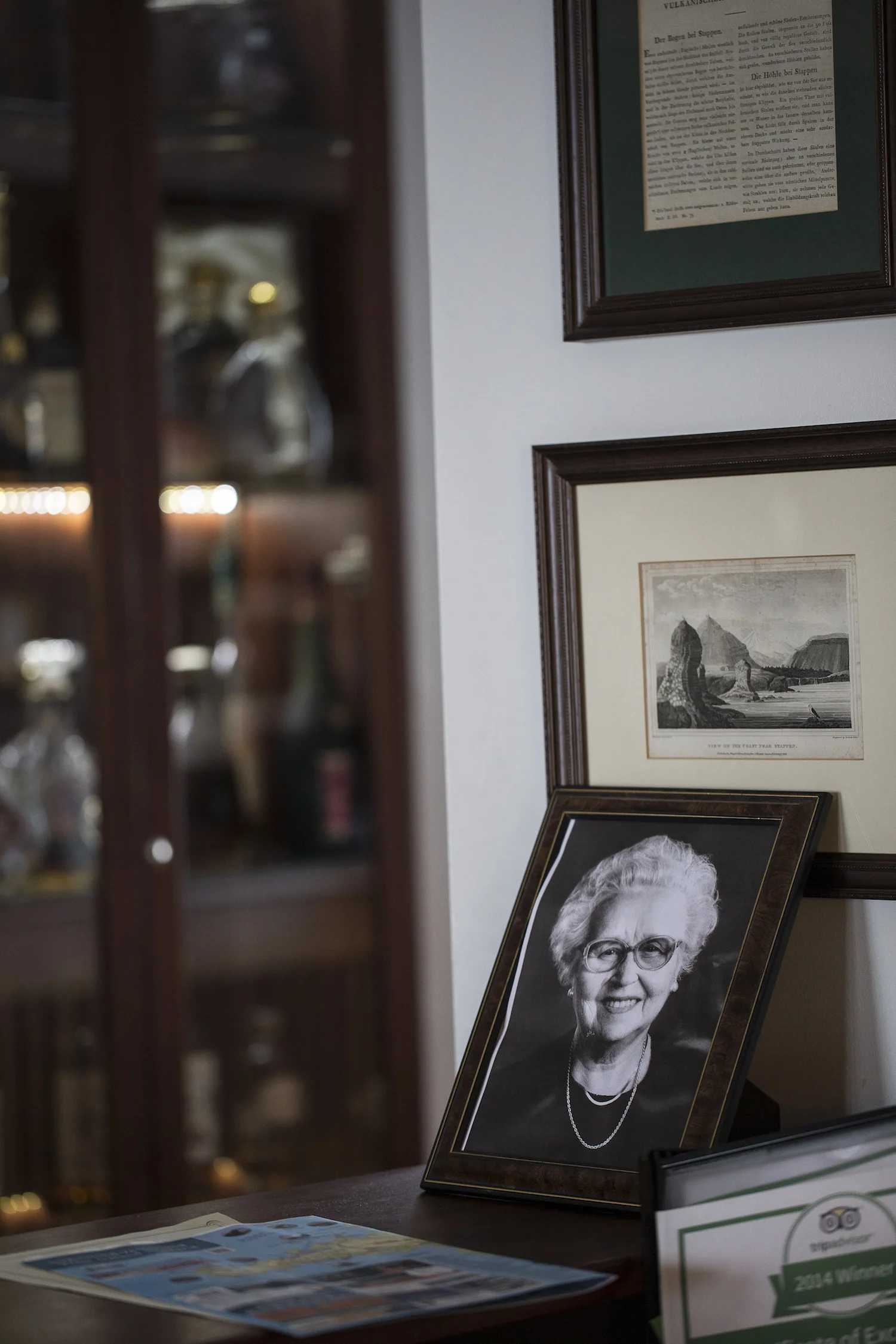 Photo of Lóa at the reception desk