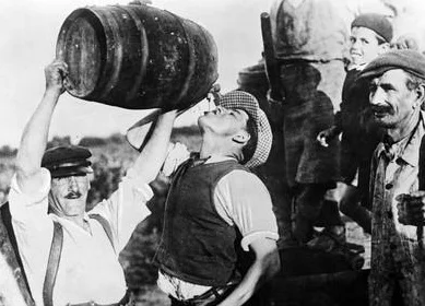 scherl-man-drinking-wine-during-grape-harvest-in-france-1940.jpg