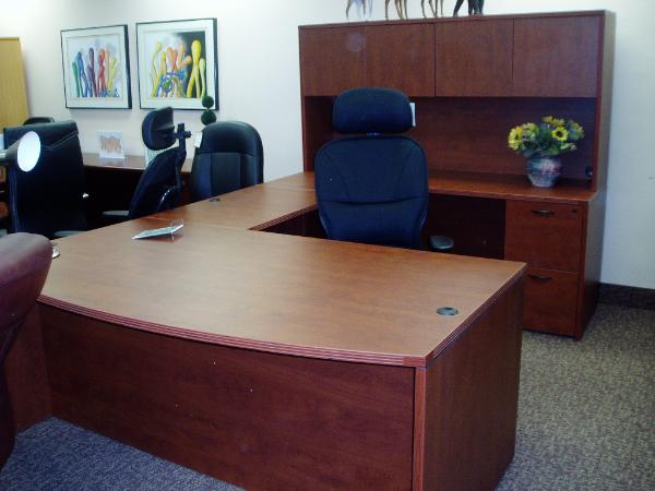 U-Shape Mahogany laminate desk in North Jersey