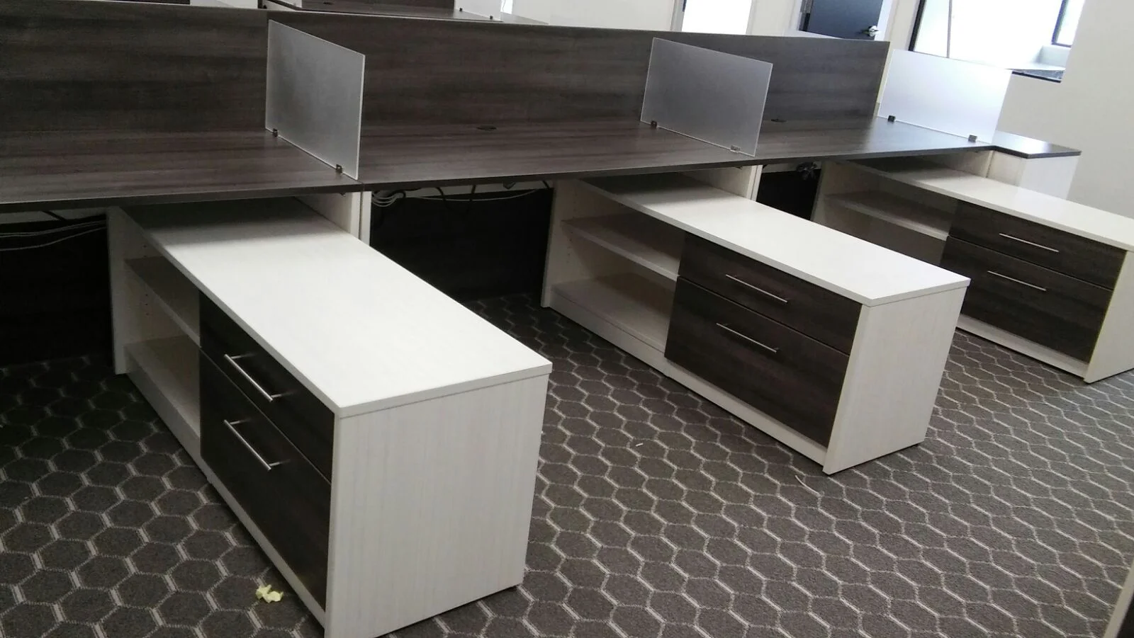 L-shape bench station 