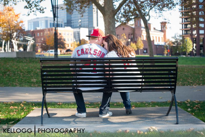 Scioto-Mile-Park-engagement-photo-02.jpg