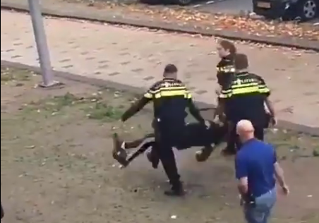 Poltie speelt human voetbal.png