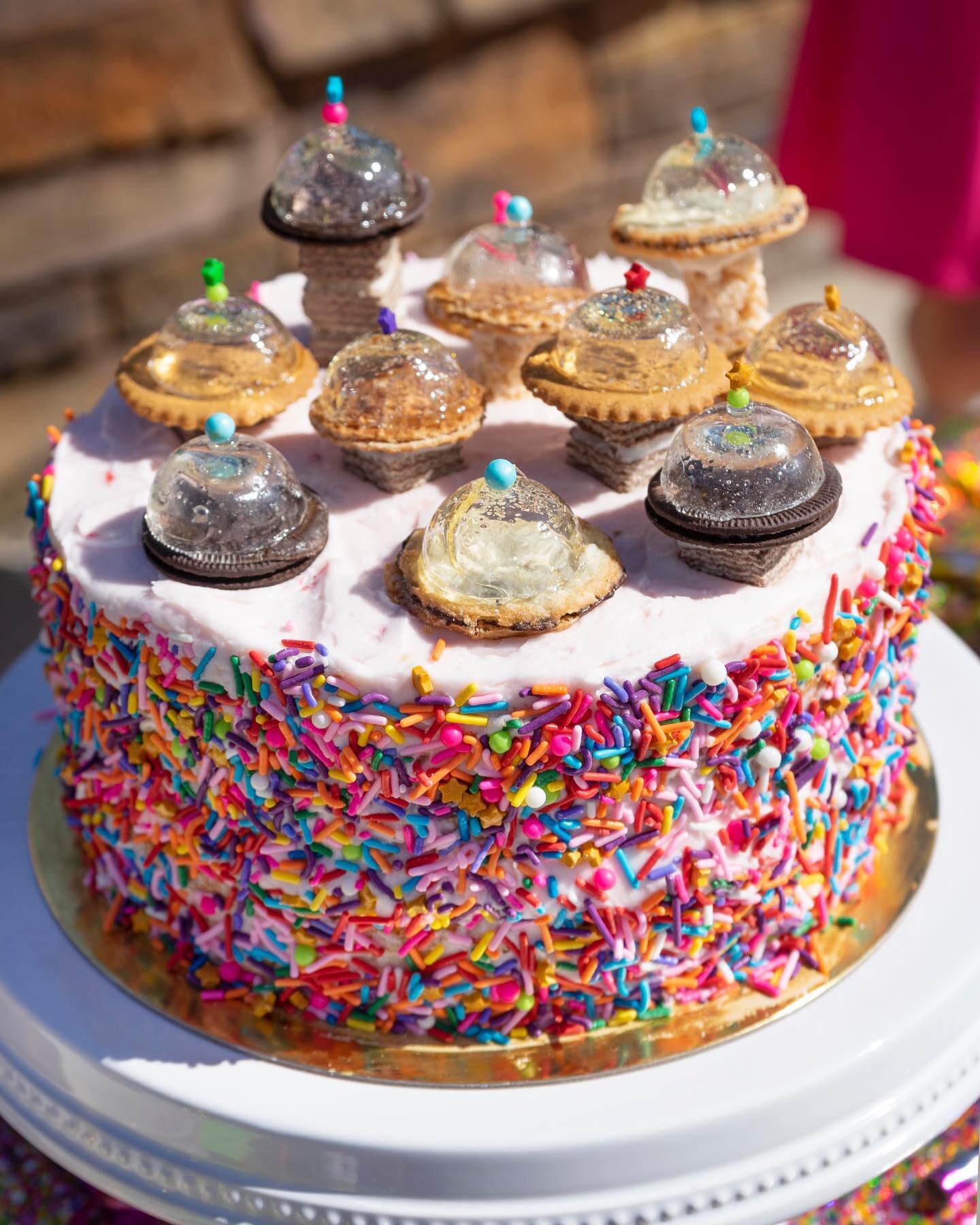 ✨ I still can&rsquo;t believe this cake was real ✨@the_cake_stand_biennale ✨ 
🧁 Cake + sugar domes by @meredithsunshiine 
📸 Photo by @skydo0d