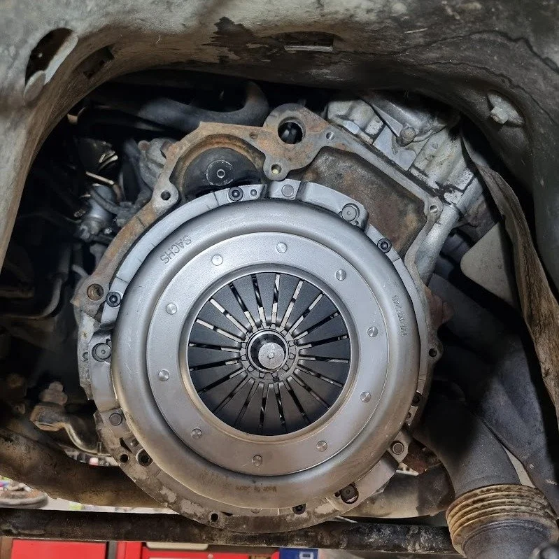 Ny koppling &amp; sv&auml;nghjul p&aring; plats i en E34 M5 Touring 🛠️⚙️
S38:ans kraft f&ouml;rtj&auml;nar en frisk koppling &ndash; nu levereras effekten rakt ner i v&auml;xell&aring;dan utan kompromisser 👊

Fler uppgraderingar p&aring; g&aring;ng