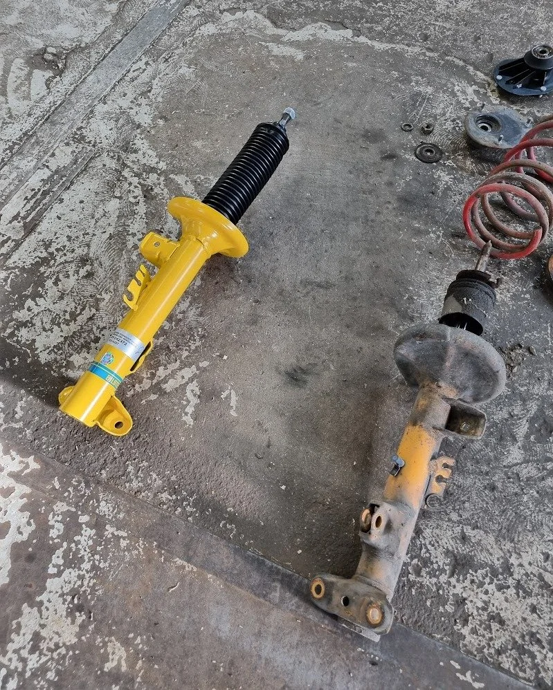 Ny energi till gammal klassiker - M3 E36⚡
Ut med det slitna &ndash; in med nytt fr&aring;n Bilstein och H&amp;R!

#bilochmotorteknik #bmw #e36 #m3 #bilservice #bilverkstad #bilstein #hrsprings
