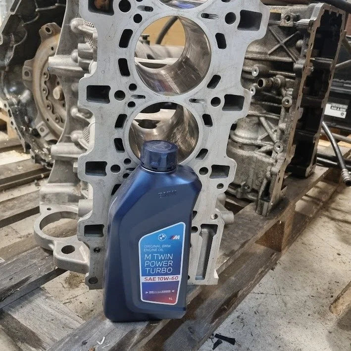 Lucka nummer 8 - Det g&aring;r som smort!

Kalla motorer &auml;lskar frisk olja 🛢️✨ Ge bilen en tidig julklapp!