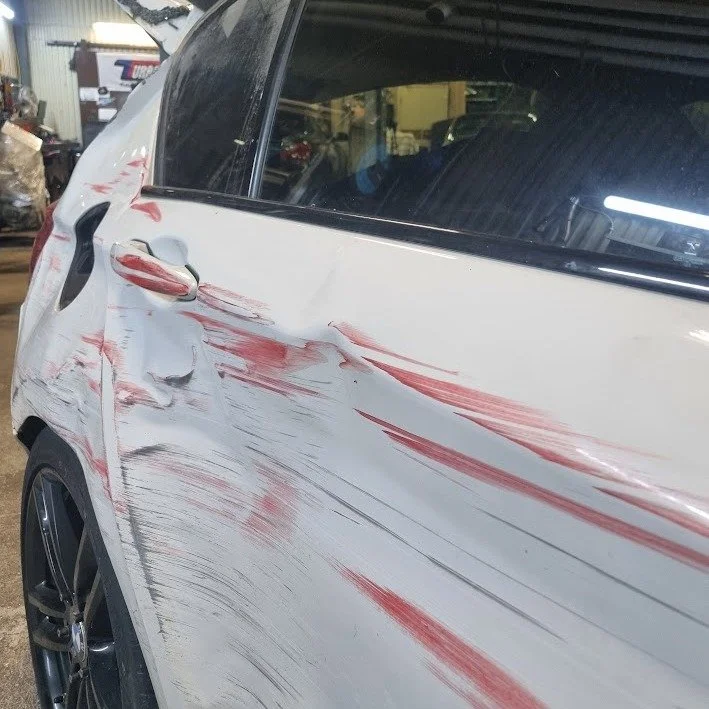 Lucka nummer 14 - N&auml;r bilen varit ute p&aring; &auml;ventyr utan tomtens tillst&aring;nd.
Lite pl&aring;tskador, lite lack &ndash; men vi fixar det innan julstressen tar &ouml;ver.

Julfrid &auml;ven f&ouml;r karossen. 🚗🎄