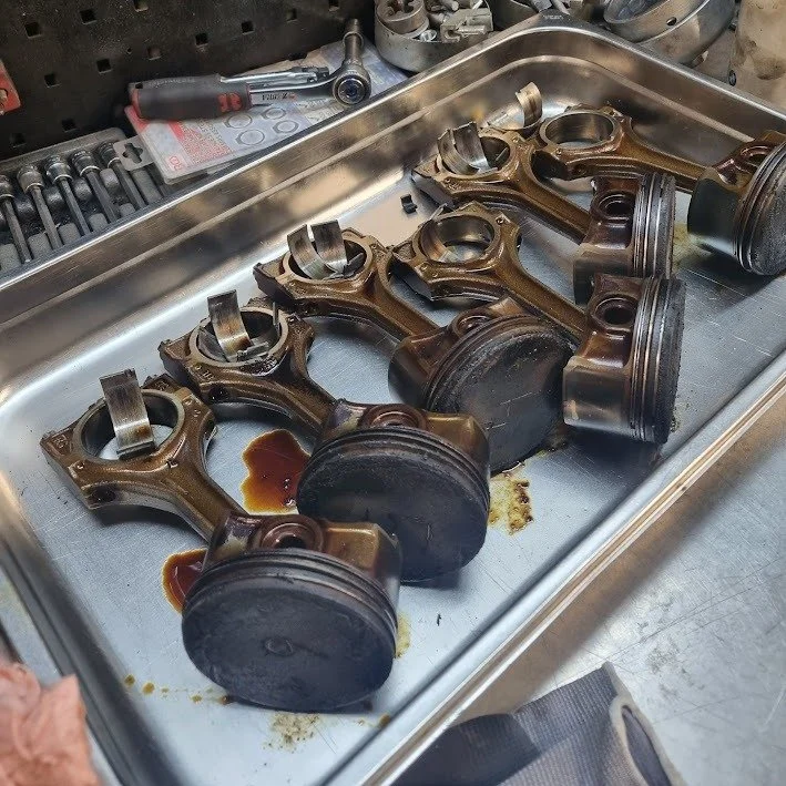 Lucka nummer 15: Verkstadens egna julbord.
Inget kn&auml;ckebr&ouml;d, inga k&ouml;ttbullar &ndash; bara motordelar som vilat, jobbat h&aring;rt och snart ska tillbaka i tj&auml;nst.

Alla beh&ouml;ver lite julledigt ibland. 🔧🎄