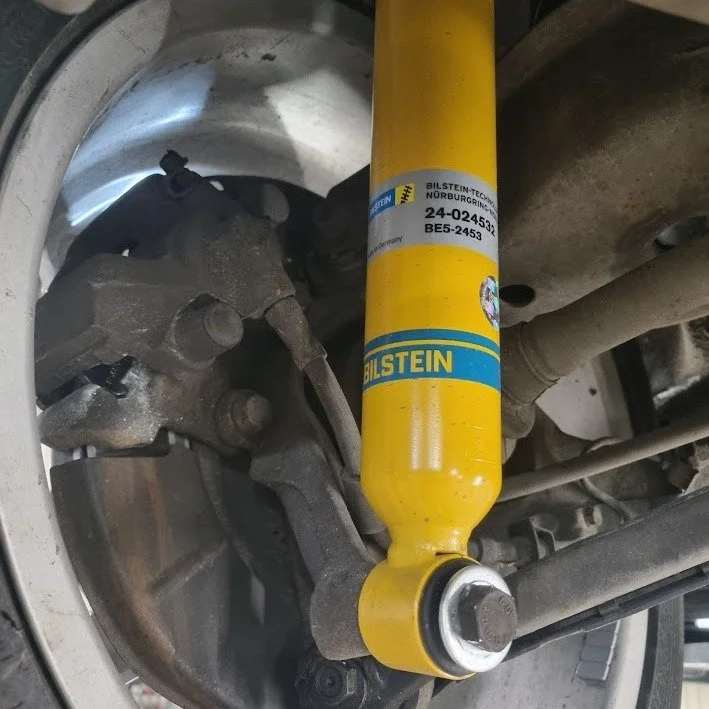 Lucka nummer 14: N&auml;r bilen f&aring;r en tidig julklapp 🎁
Ny st&ouml;td&auml;mpare p&aring; plats &ndash; mindre skump, mer julfrid i kup&eacute;n.

Tomten gillar bilar som ligger stadigt p&aring; v&auml;gen. 🚗✨