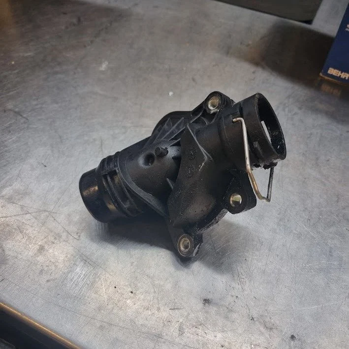 Lucka nummer 17 : Alla hj&auml;ltar b&auml;r inte tomteluva.
Det h&auml;r termostathuset har haft ett tufft &aring;r &ndash; lite spr&ouml;tt, lite tr&ouml;tt och definitivt redo f&ouml;r pension.

Ny del p&aring; plats = varm kup&eacute;, glad motor