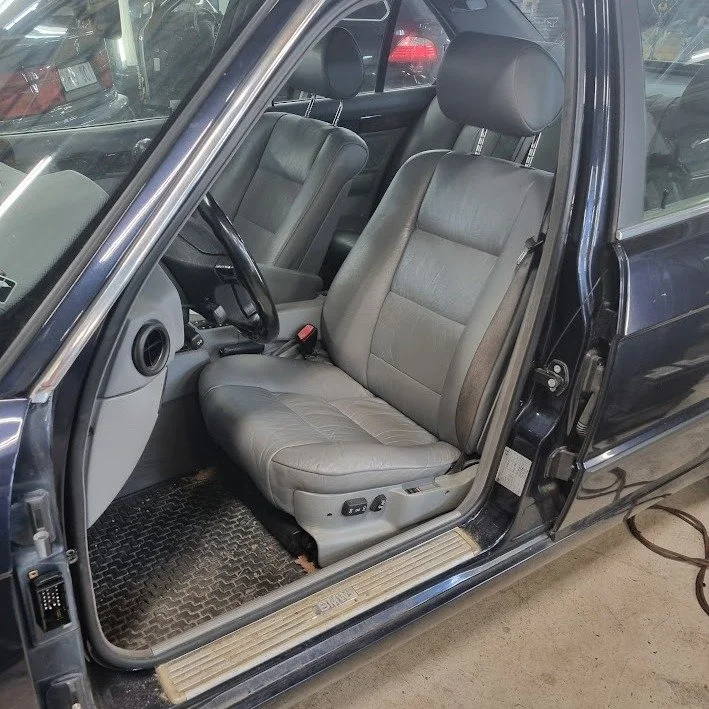 Lucka nummer 23: Bilen &auml;r luckan. D&ouml;rren &auml;r &ouml;ppnad.
Imorgon &auml;r det julafton &ndash; och ibland m&aring;ste man plocka bort lite f&ouml;r att komma vidare.

Vi ses bakom n&auml;sta lucka. 🎄🔧