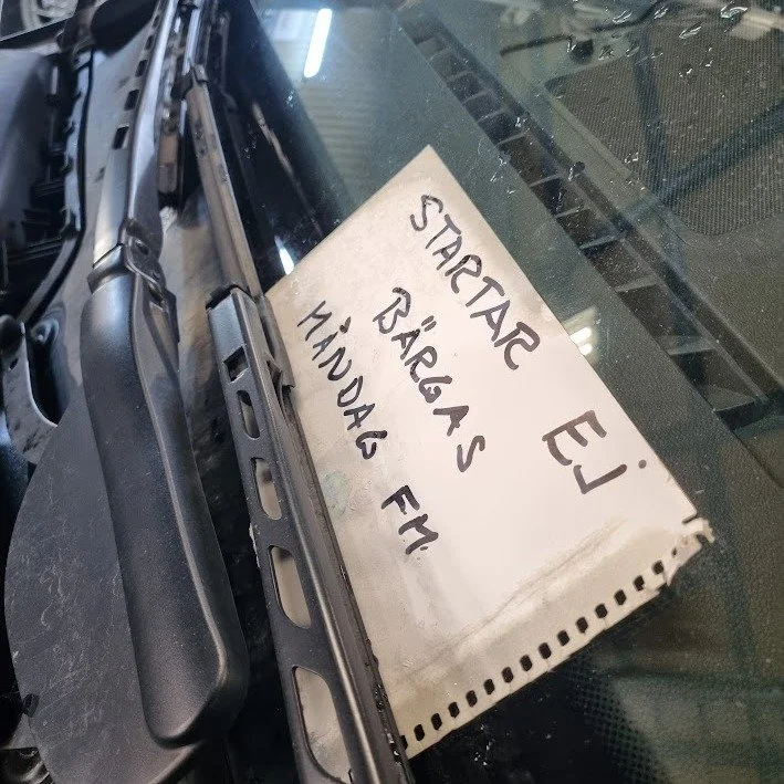 Planen: &aring;ka till jobbet.
Verkligheten: &ldquo;Startar ej&rdquo; 😅🚗

S&aring;nt h&auml;nder fler &auml;n man tror. Tur att bilar ofta m&aring;r b&auml;ttre efter lite omtanke &mdash; och sen rullar livet vidare igen 👍

#bilvardag #verkstadsli