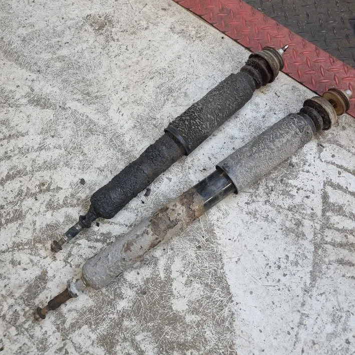 Ibland m&auml;rker man inte hur tr&ouml;tta grejerna &auml;r&hellip; f&ouml;rr&auml;n de ligger p&aring; golvet 😅

Gamla delar ut, nya in &mdash; och bilen k&auml;nns som sig sj&auml;lv igen 🚗👍

#verkstadsliv #bilvardag #bilverkstad #bilreparation