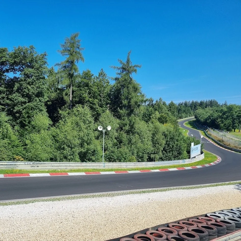 Throwback Thursday - S&auml;songen &auml;r snart ig&aring;ng!🏁

En av v&auml;rldens mest legendariska asfaltsremsor &mdash; Nordschleife.
Kurvor som aldrig tar slut, niv&aring;skillnader som k&auml;nns i magen och respekt f&ouml;r varje meter 😄

💬